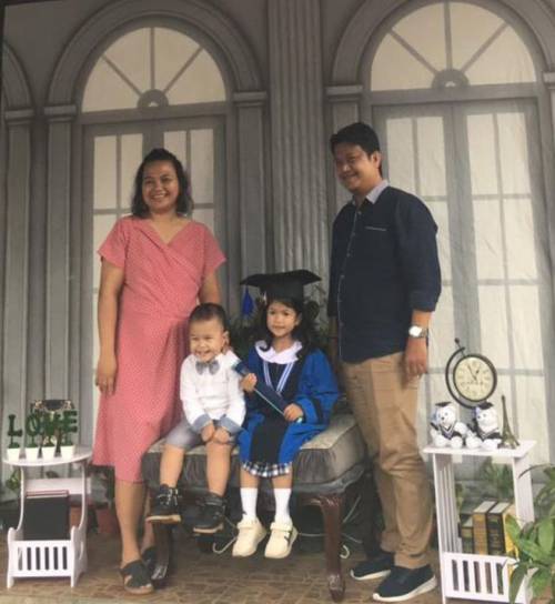 Wisudahnya kakak Caca